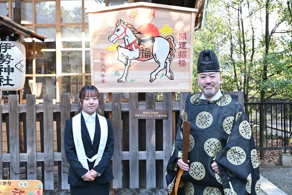 絵馬をデザインした大朏さん（左）と提箸宮司