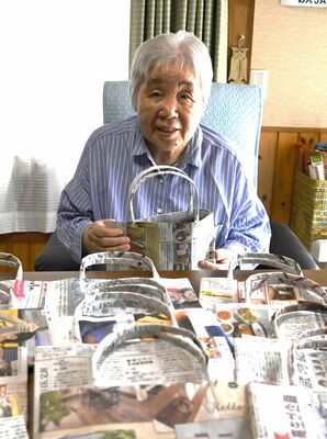 力作のエコバッグを手にする桜井さん