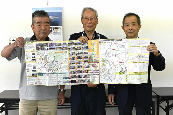 完成したマップを手にして、ＰＲする実行委のメンバー