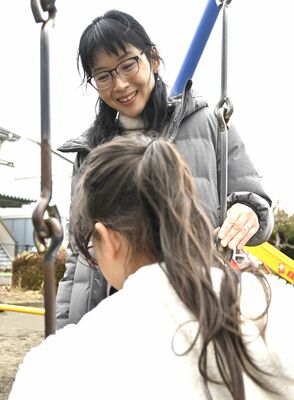 不登校になった舞さん（手前）やその家族を５年間にわたり支援してきた川田さん＝３月上旬、宇都宮市内