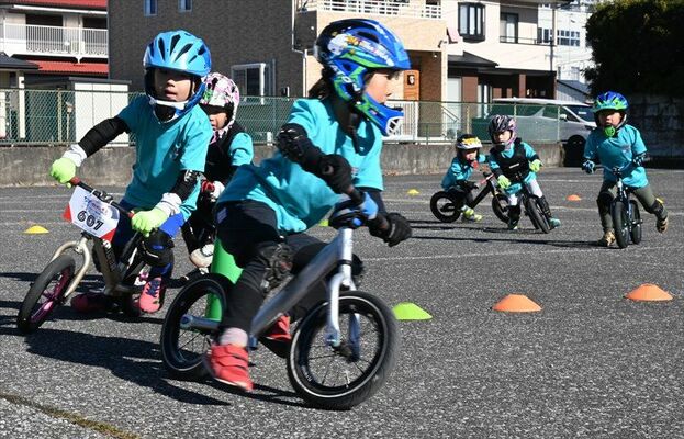 模擬コースを駆け抜ける子どもたち