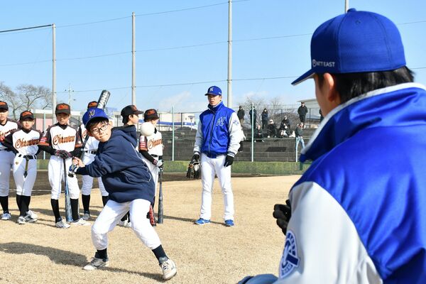 打撃の練習に取り組む子どもたち