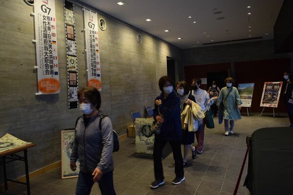 終演後、会場から出る来場者ら