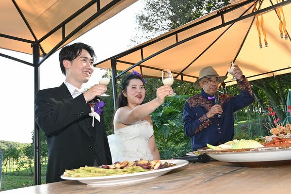 那須661ワインヒルズが造ったミルクワインで乾杯する新郎新婦=10月12日、那須町