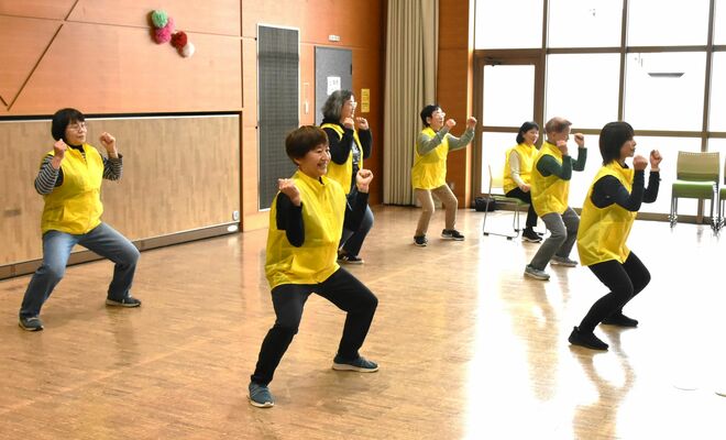 豊郷まつりで「とよさと元気体操」を披露する豊郷地区健康づくり推進員会のメンバー