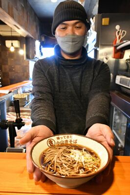 かけそばを提供する大橋さん