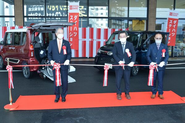 福祉車両の前でテープカットする（左から）黒本頭取、鈴木社長、野田社長＝30日午前、宇都宮市