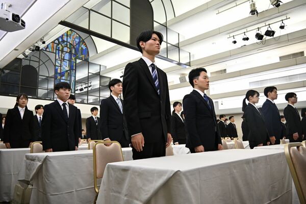 栃木銀行の内定式に臨む学生ら＝１日午前、宇都宮市