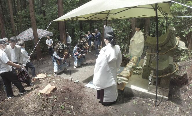 遷座した雷電神社の前で上横倉獅子舞の奉納などを行う住民ら＝上横倉町自治会提供