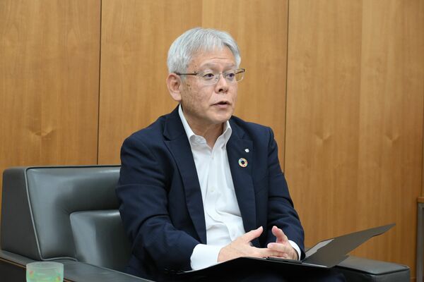 この１年の取り組みや今後の展望について語る仲田頭取＝８月中旬、宇都宮市