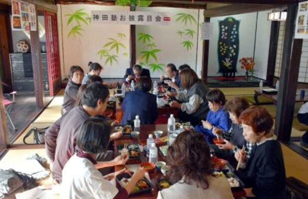 集会施設に再生された古民家のお披露目会に集まった住民ら=15日午後、石川県能登町