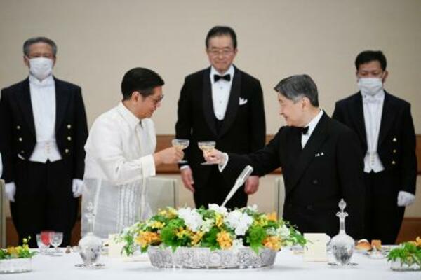 宮中晩さん会で乾杯される天皇陛下とフィリピンのマルコス大統領=27日夜、宮殿・豊明殿(代表撮影)