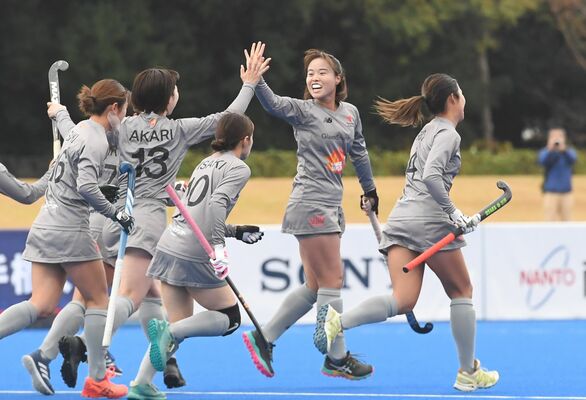 女子決勝第１Ｑ、ＰＣを決めてチームメートと喜ぶＧＳＫのＤＦ山根（右から２人目）＝大井ホッケー競技場