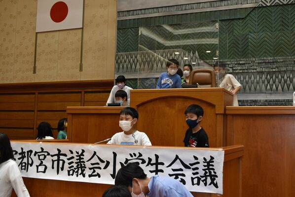 本会議場を見学する子どもたち