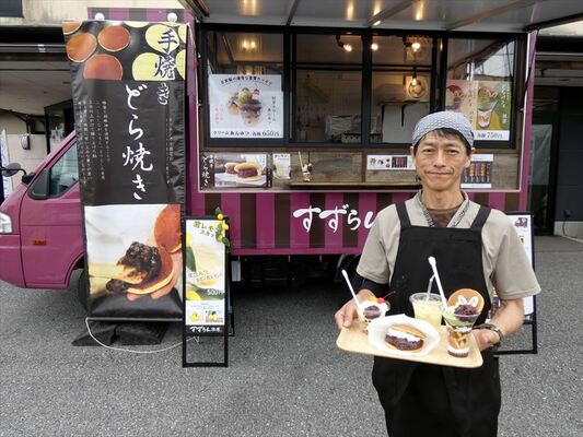 独自メニューを紹介する阿久津店長