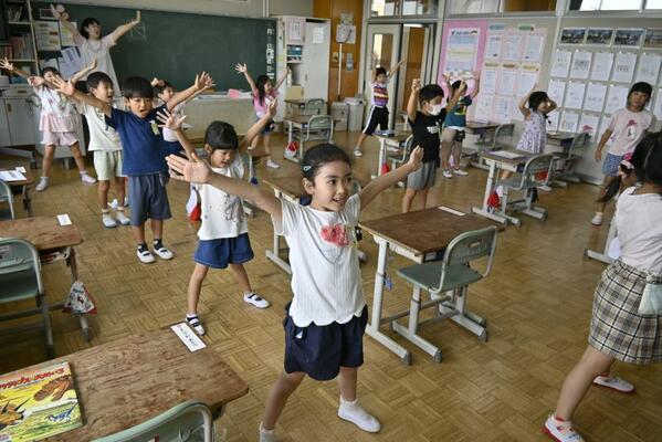 運動会のダンスを練習する平石中央小の１年生。同校はＬＲＴを利用した通学区域の弾力化で児童が増えた