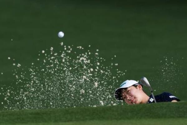 　ゴルフのオーガスタ・ナショナル女子アマチュア選手権最終ラウンド、長沢愛羅の２番バンカーショット＝４日、米ジョージア州オーガスタ（ゲッティ＝共同）