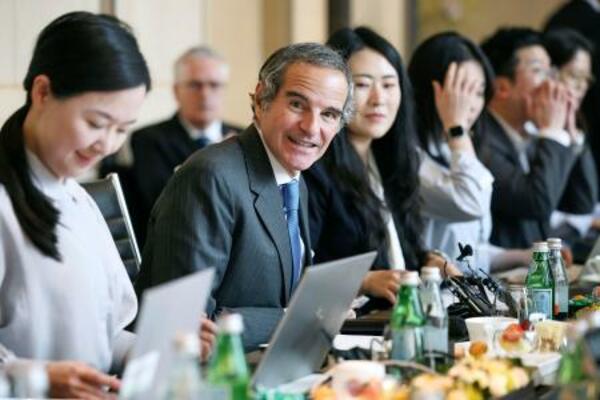 　１５日、ソウルで記者会見するＩＡＥＡのグロッシ事務局長（左から２人目）（共同）