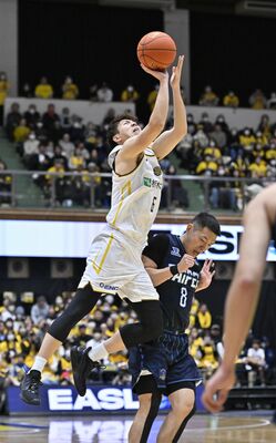 第１クオーター10分、ブレックスの比江島がファールを受けながら３点シュートを沈める