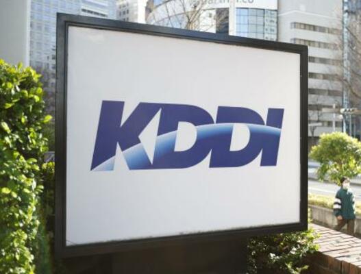 KDDIの看板=22日午後、東京都内