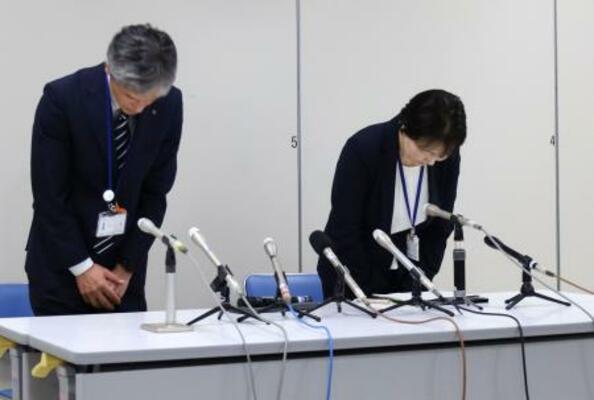 　記者会見で個人情報の紛失について陳謝する新潟市の上所美樹子福祉部長（右）ら＝１日午前、新潟市役所