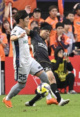 後半45分、栃木シティのＤＦ鈴木裕（右）が相手と競り合う＝ＣＦＳ、森田大地撮影