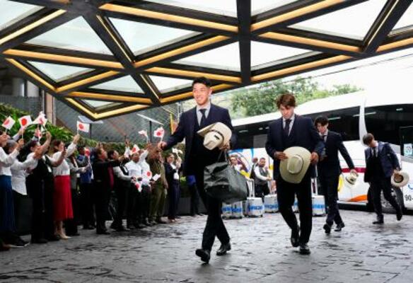 サッカーW杯北中米3カ国大会の事前合宿地、メキシコ・モンテレイの宿舎に到着したGK早川友基(手前)ら日本代表=2日(共同)