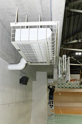 石橋中体育館に設置された空調機