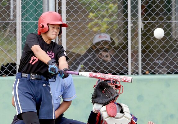 箒根ＪＳＢＣ（那須塩原）－大原間ＳＢＣ（那須塩原）決勝　箒根ＪＳＢＣ一回２死三塁、長谷川朱が先制の中越え適時二塁打を放つ