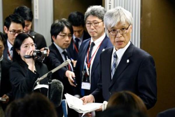 　金子国交相との面会を終え、取材に応じる成田国際空港会社の藤井直樹社長（右端）＝２日午後、国交省