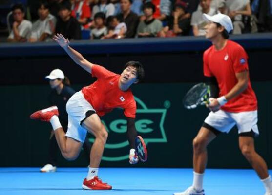 　日本―ドイツ　ダブルスでプレーする綿貫陽介（右）、柚木武組＝有明コロシアム