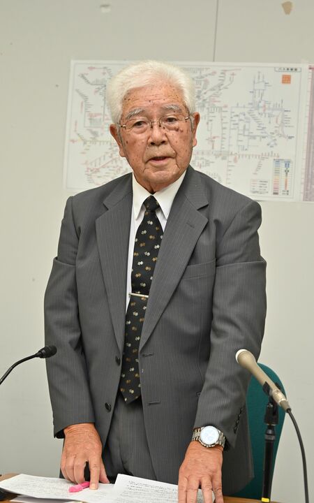 会見する上田氏