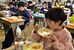 ステーキをほおばる児童