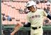 高校野球軟式の部準決勝　３回、先制のホームを踏み、ベンチで仲間に迎えられる作新の大沼
