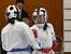 空手女子個人組手、菅谷（宇商）－出利葉（同）決勝　攻める菅谷（奥）＝宇商第２体育館