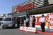 テープカットを行う（右から）田中取締役店舗運営部長、福原市保健福祉部長、鈴木小山署長