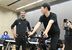 交流の一環でロードバイクに試乗する参加者（右）に話しかけるロサーノ選手（左）＝１８日午後、宇都宮市宮みらい