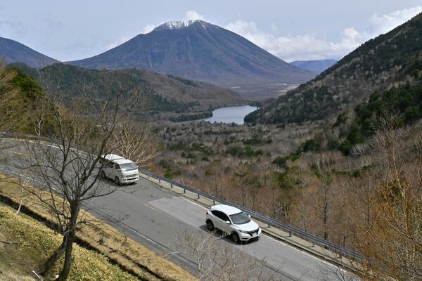 冬季閉鎖が解除された金精道路を走る車＝24日午後０時55分、日光市湯元