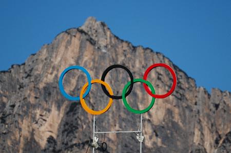 　コルティナダンペッツォの会場に掲げられた五輪マーク＝２１日（ロイター＝共同）