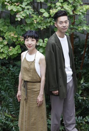 ハンバートハンバートの佐野遊穂(左)と佐藤良成=2023年