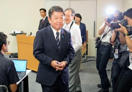 　１０日、記者会見で自民党総裁選への立候補を正式に表明した茂木前幹事長＝国会
