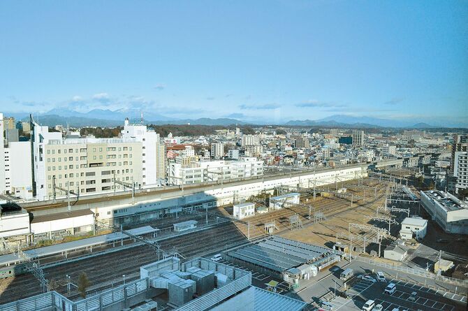 山々の景色とともに空や雲の変化も楽しめます。新幹線や在来線が行き交う様子も