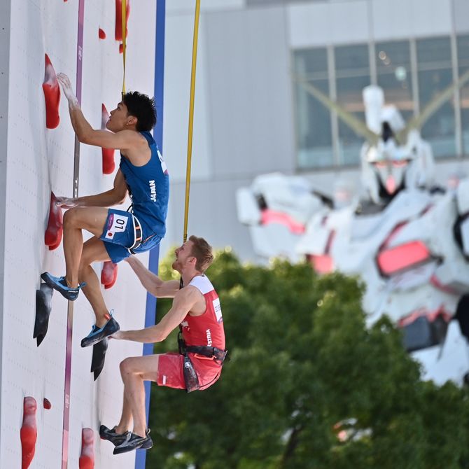 スポーツクライミング男子複合決勝　スピードの課題に挑む楢崎（手前）＝青海アーバンスポーツパーク