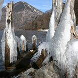 奥日光・中禅寺湖で「しぶき氷」 自然の造形美が観光客ら魅了 20日は大寒