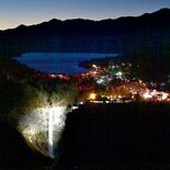 浮かぶ名瀑「華厳の滝」　奥日光の観光名所でライトアップ始まる