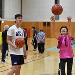 ブレックス選手が高齢者にシュート指導　宇都宮で「いきいき健康教室」