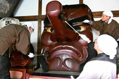 【夕刊】平穏な新年願い、「大天狗面」のほこり払う