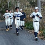 宇都宮高の野球部員　荒井退造の生家と学校を往復ラン　新春に偉大な先輩思い力走　