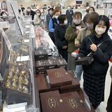 栃木県内でバレンタイン商戦本格化　東武宇都宮百貨店では連日行列　人気は“華やかデザイン”