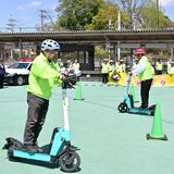 電動キックボードの正しい乗り方は？　佐野署が試乗体験、安全な利用方法を指導